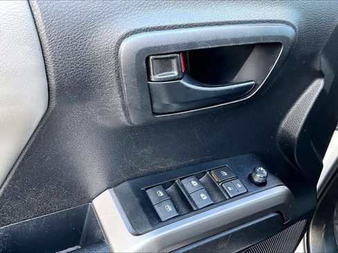 Used 2023 Toyota Tacoma SR5 AWD/4WD image 31