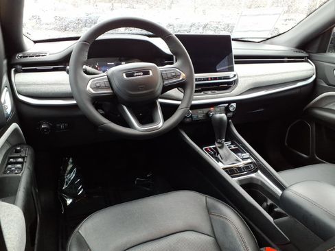 Used 2023 Jeep Compass Latitude image 5