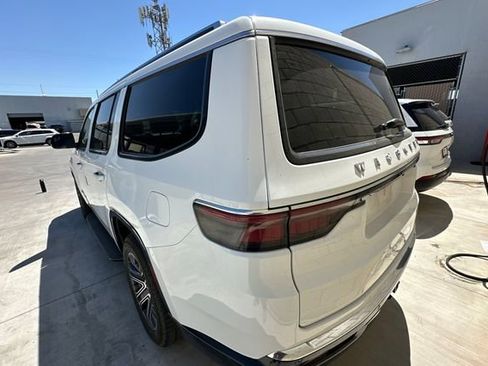 Used 2024 Jeep Wagoneer Series II w/ Flexible Seating Group RWD image 5