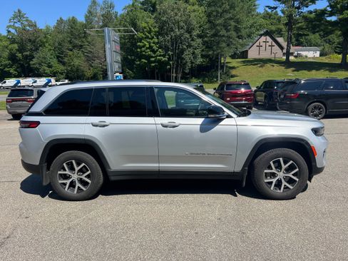 Used 2024 Jeep Grand Cherokee Limited AWD/4WD image 4