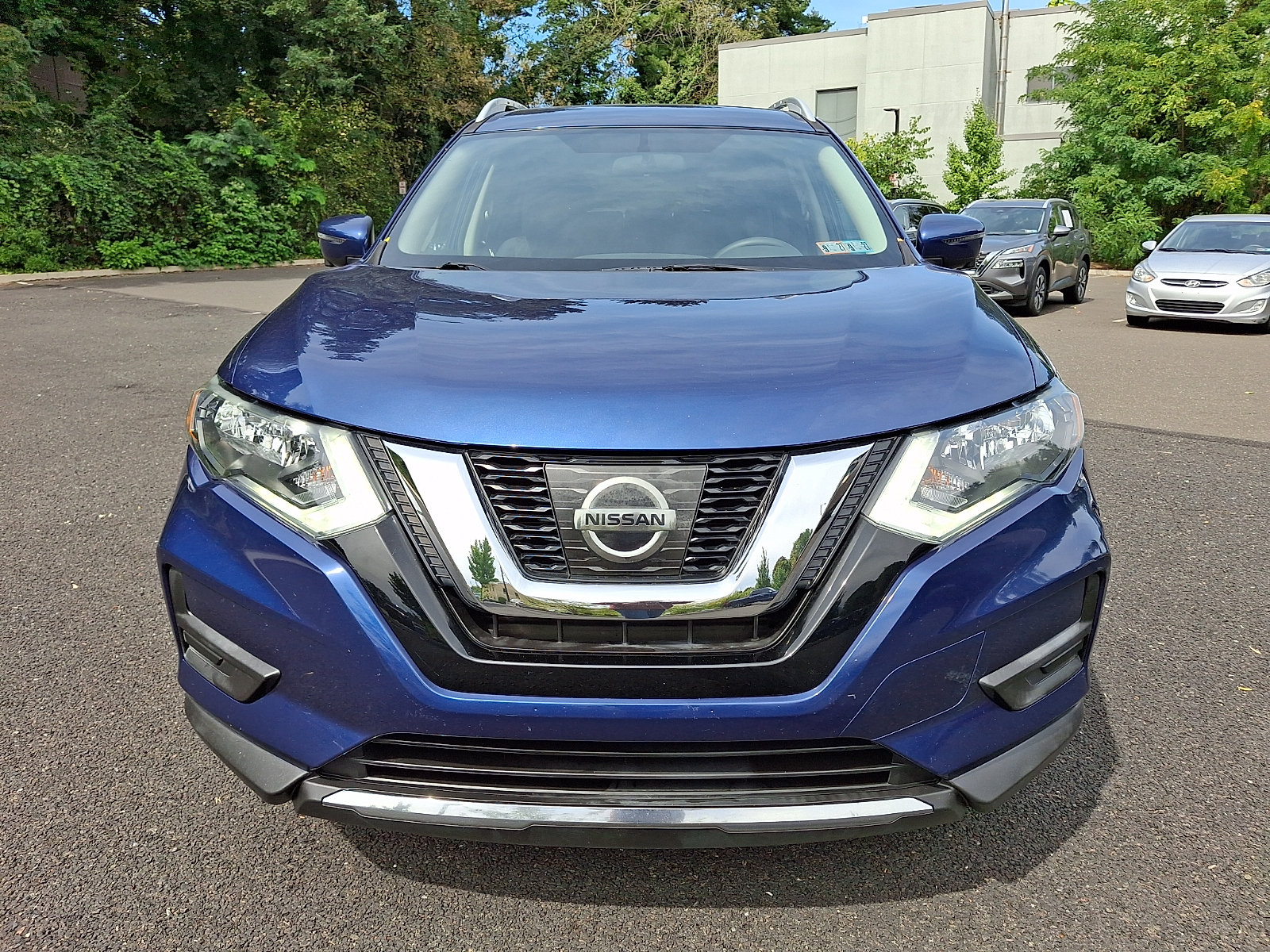 Used 2017 Nissan Rogue SV w/ SV Premium Package AWD/4WD image 2