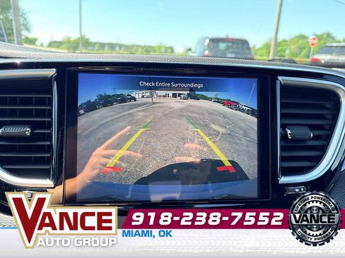 Used 2025 Chrysler Pacifica Limited FWD image 31