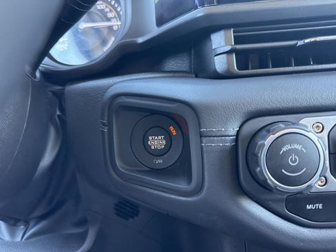 Used 2025 Jeep Wrangler Unlimited Sahara image 22