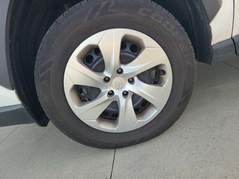 Used 2022 Toyota RAV4 LE image 12