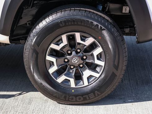 Certified 2022 Toyota Tacoma TRD Off-Road AWD/4WD image 9