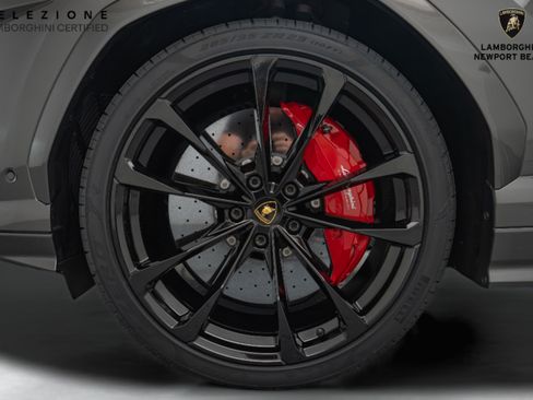 Used 2022 Lamborghini Urus AWD/4WD image 36