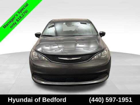 Used 2023 Chrysler Voyager LX FWD image 2