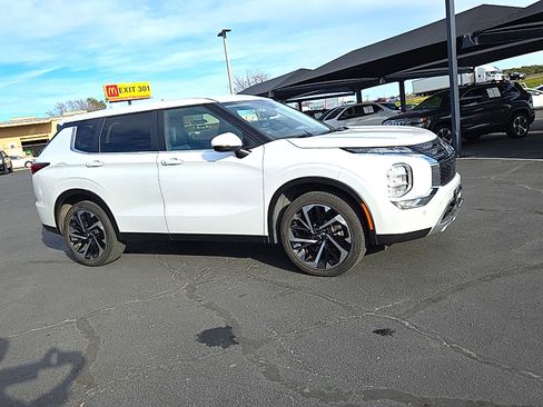 Used 2024 Mitsubishi Outlander SE image 2