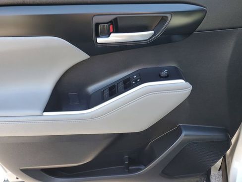 Used 2023 Toyota Highlander XLE image 16