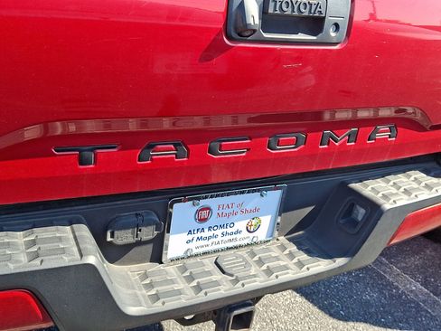 Used 2017 Toyota Tacoma TRD Sport w/ Tow Package AWD/4WD image 4