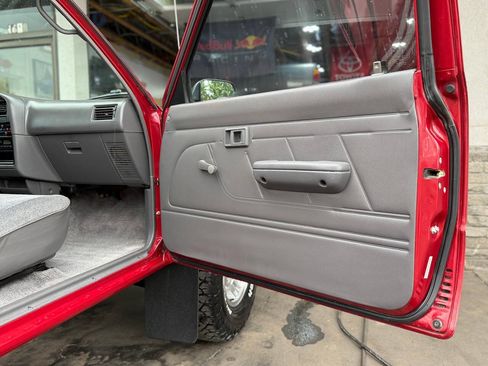 Used 1993 Toyota Pickup Deluxe AWD/4WD image 22