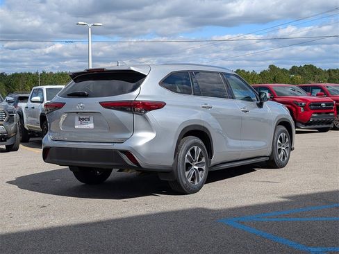 Used 2021 Toyota Highlander XLE image 5