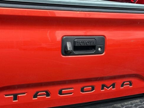 Used 2018 Toyota Tacoma TRD Sport w/ Technology Package AWD/4WD image 18