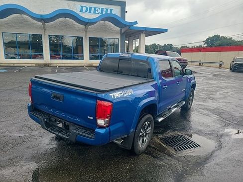 Used 2017 Toyota Tacoma TRD Sport AWD/4WD image 5