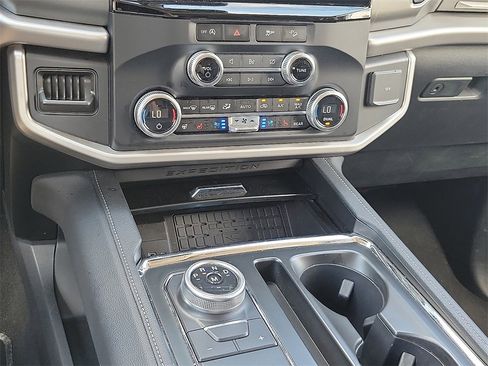 Used 2024 Ford Expedition XLT image 18