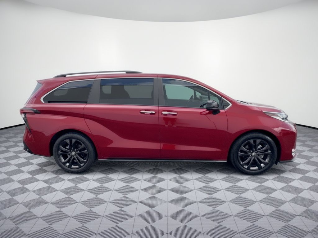 Used 2024 Toyota Sienna XSE FWD image 8