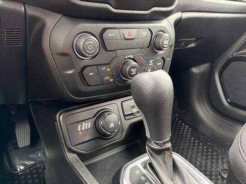 Used 2018 Jeep Renegade Altitude AWD/4WD image 48