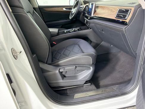 Used 2024 Volkswagen Atlas SE FWD image 13