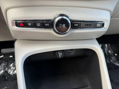 Used 2021 Volvo XC40 T4 Momentum FWD image 28