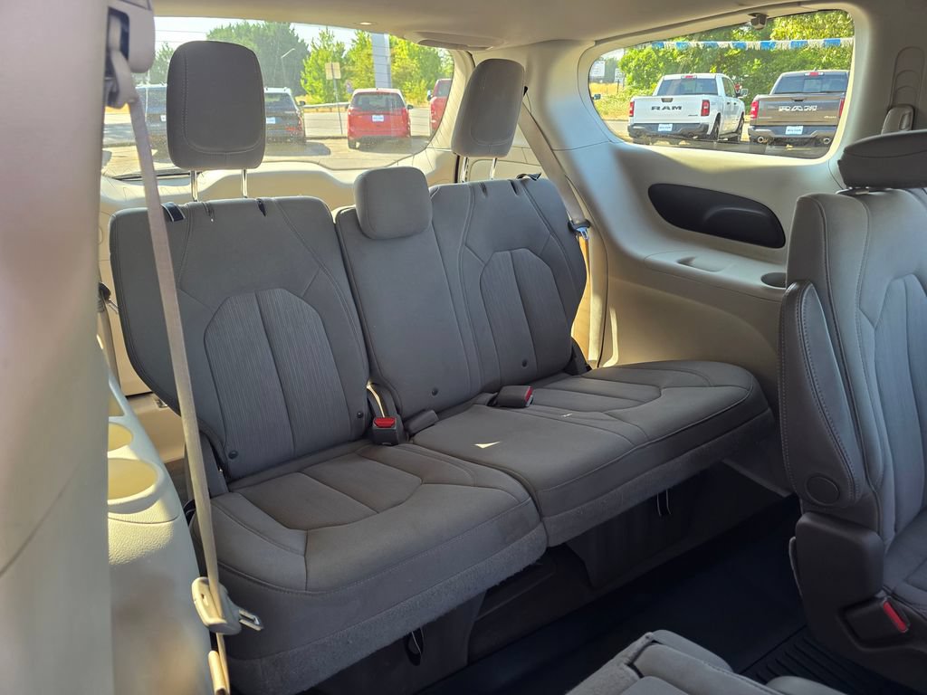Used 2020 Chrysler Pacifica Touring FWD image 23