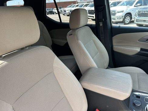 Used 2022 Chevrolet Traverse LT FWD image 13