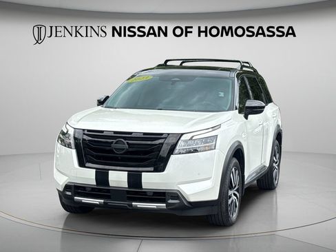 Used 2023 Nissan Pathfinder Platinum w/ Black Appearance Package FWD image 15