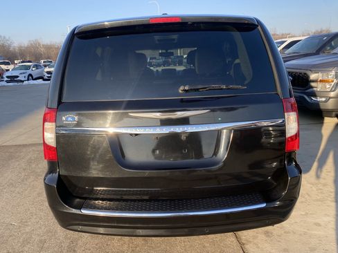 Used 2014 Chrysler Town & Country Touring-L w/ Driver Convenience Group image 8