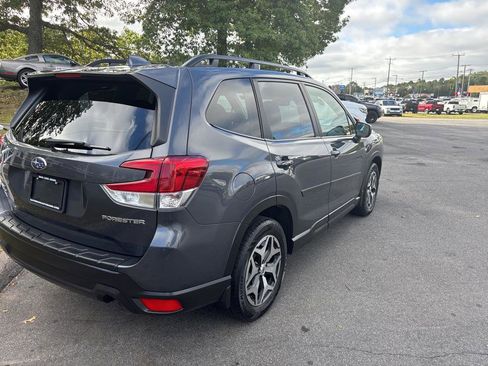 Used 2022 Subaru Forester Premium image 5