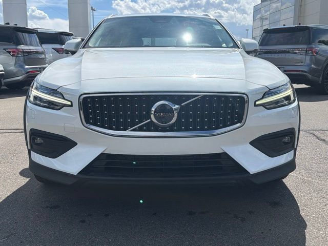 Used 2025 Volvo V60 B5 Cross Country Plus AWD/4WD image 4