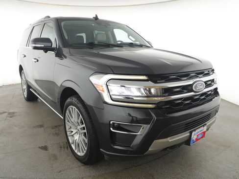 Used 2023 Ford Expedition Limited image 3