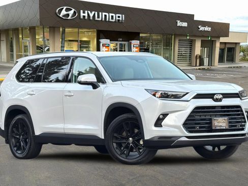 Used 2024 Toyota Grand Highlander Limited image 2