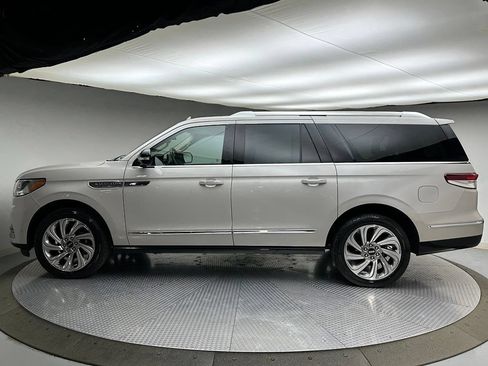 Used 2023 Lincoln Navigator L Reserve AWD/4WD image 2
