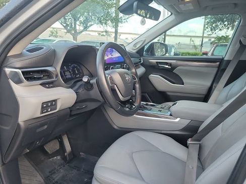 Used 2024 Toyota Highlander Limited FWD image 12