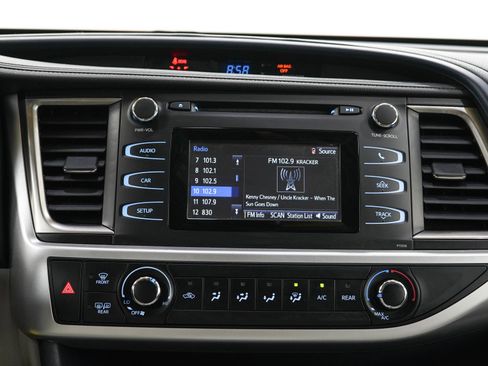 Used 2018 Toyota Highlander LE AWD/4WD image 18