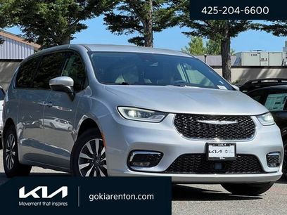 Used 2023 Chrysler Pacifica Touring-L