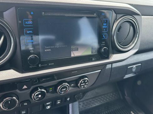 Used 2018 Toyota Tacoma TRD Sport AWD/4WD image 11