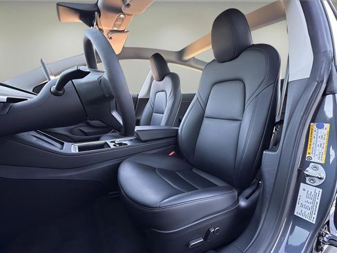 Used 2023 Tesla Model 3 Standard Range image 10