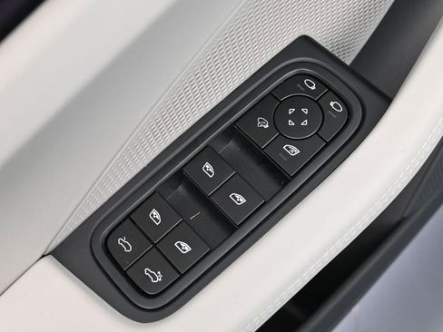 New 2026 Porsche Macan Electric image 18