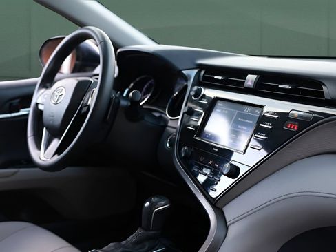 Used 2020 Toyota Camry SE w/ Convenience Package FWD image 24