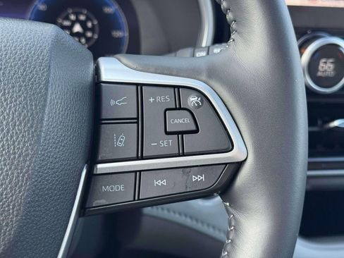 Used 2024 Toyota Highlander Limited image 23