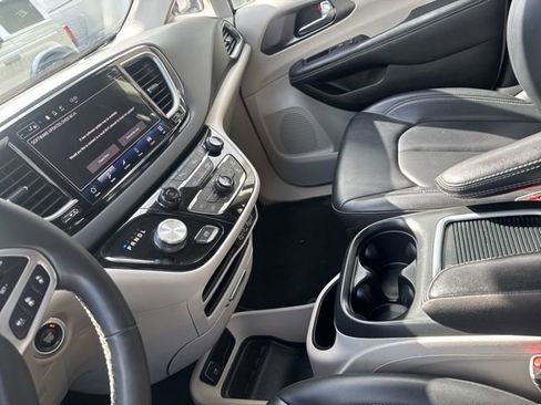 Used 2023 Chrysler Pacifica Touring-L image 28