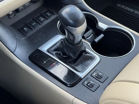 Used 2019 Toyota Highlander XLE image 32