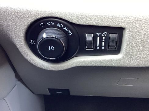 Used 2024 Chrysler Pacifica Touring-L image 33