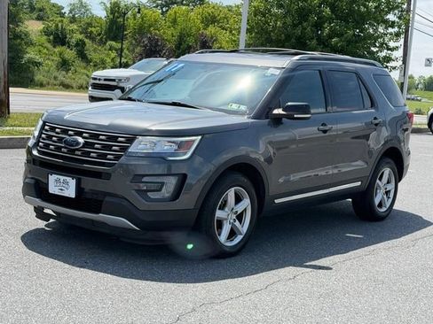 Used 2017 Ford Explorer XLT w/ Equipment Group 202A AWD/4WD image 9