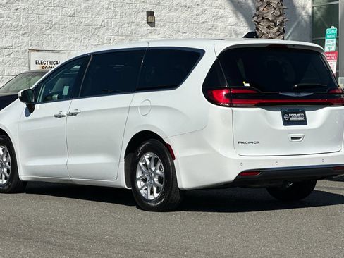 Used 2023 Chrysler Pacifica Touring-L FWD image 6