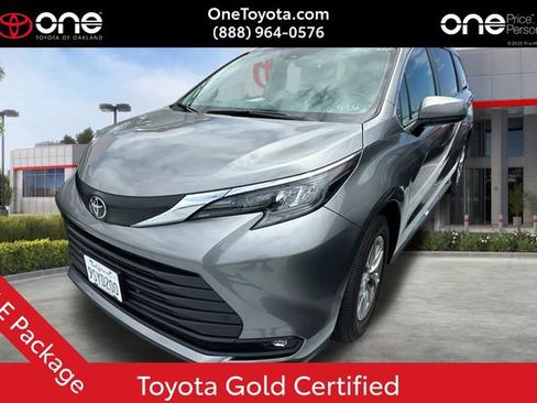 Used 2026 Toyota Sienna XLE FWD image 1