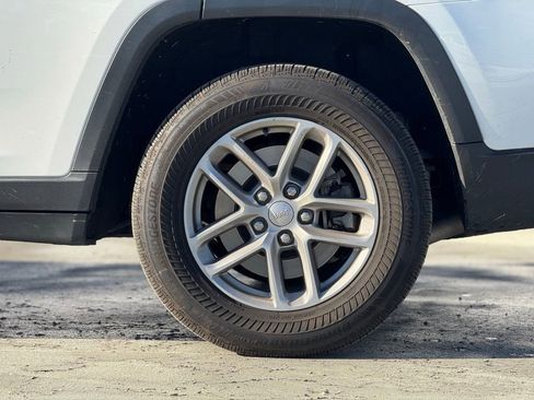 Used 2022 Jeep Grand Cherokee L Laredo w/ Luxury Tech Group I image 2