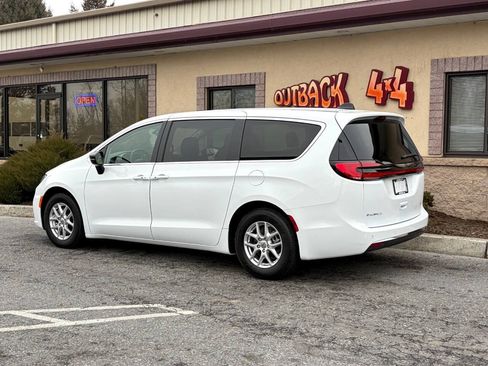 Used 2024 Chrysler Pacifica Touring-L FWD image 4
