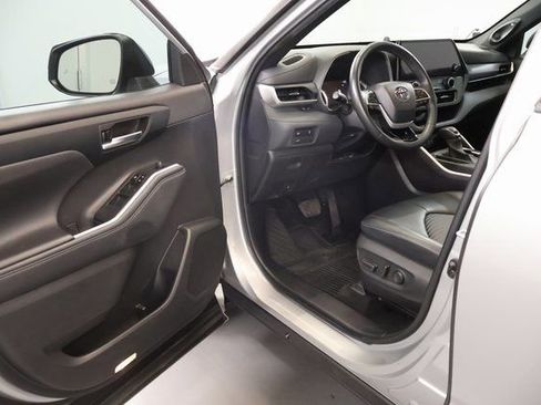 Used 2024 Toyota Highlander XSE AWD/4WD image 9