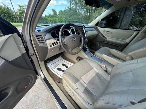 Used 2005 Toyota Highlander 4WD V6 w/ 3rd Row image 12